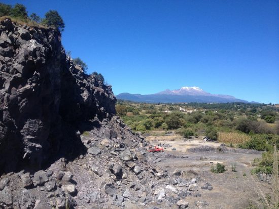 Cantera de piedra negra en Nealtican