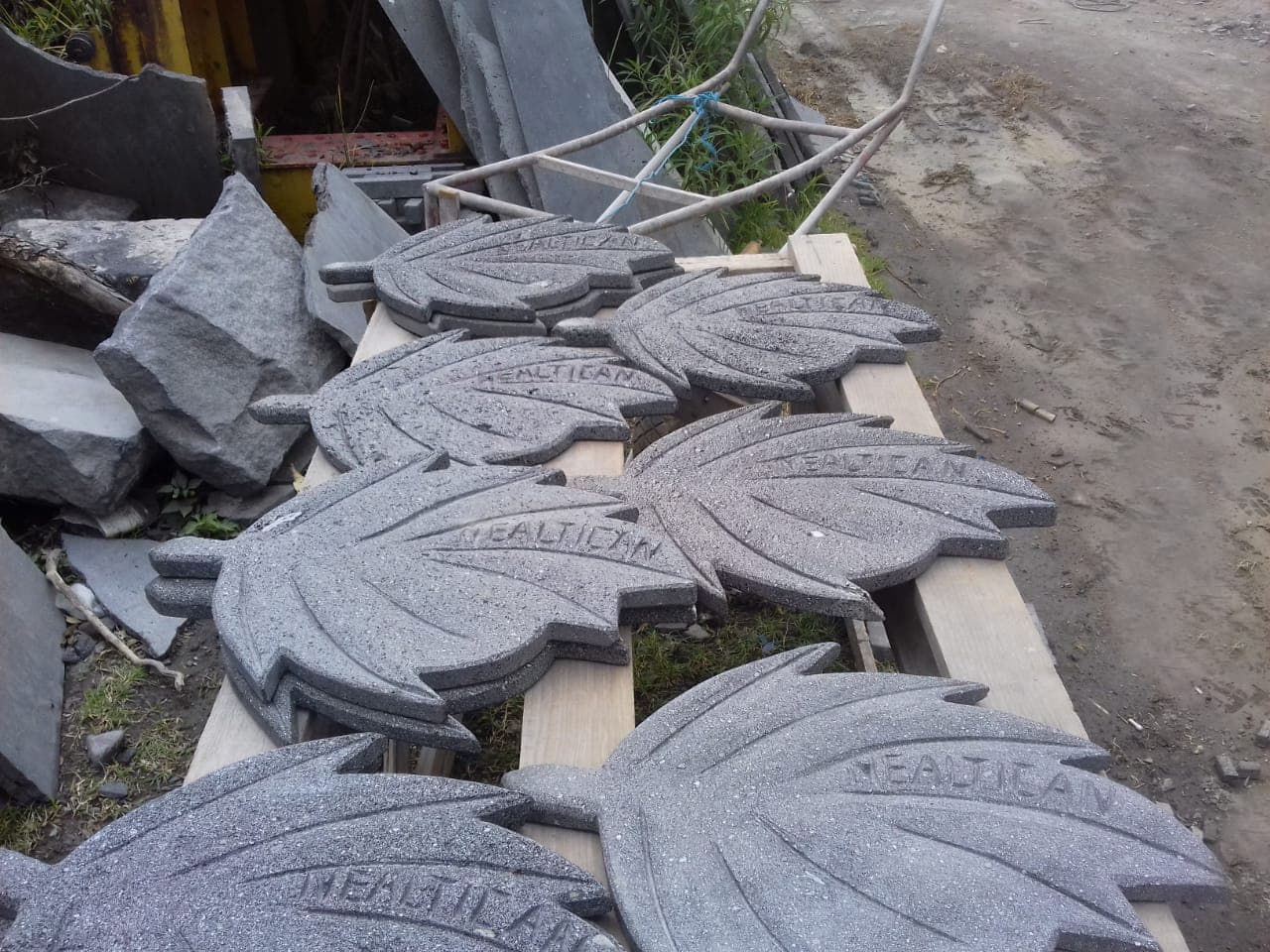 letreros y logotipos piedra